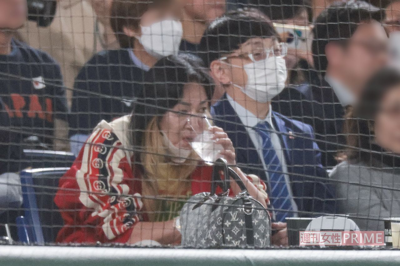 3月16日、WBCイタリア戦を観戦するジャガー横田と木下医師