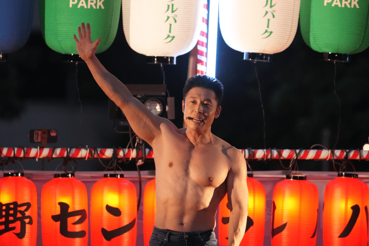 ステージでネタを披露するなかやまきんに君