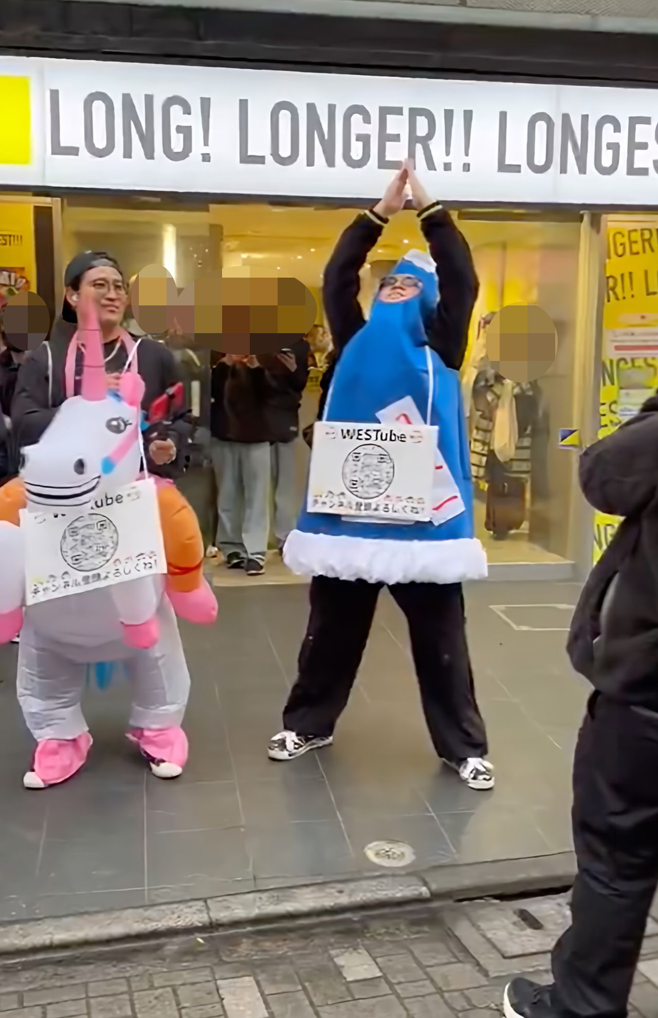 原宿でYouTubeの撮影を行うWEST.桐山照史と神山智洋（Xより）