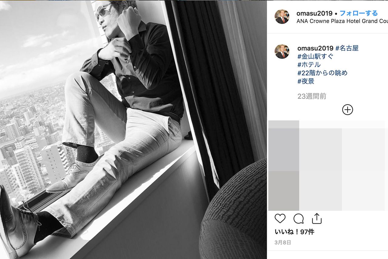 なんらかのポーズをとる宮崎容疑者、モノクロバージョンも（本人のSNSより）