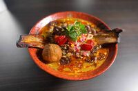 バレンタインの新定番に“チョコラーメン”、人気店とロッテの衝撃コラボが話題の一方、チョコ味のカップ焼…