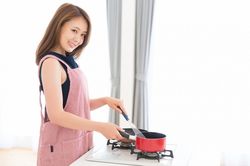 食事や掃除で漫画家をサポートする“メシスタント”（写真はイメージです）