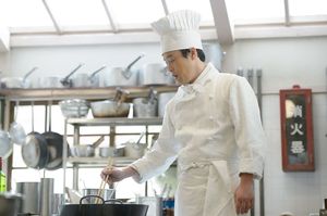 エレキコミックのボケ担当・やついいちろう。『ひよっこ』（NHK総合　月曜～土曜　朝8時～ほか）で、ヒロイン・みね子（有村架純）が働く『すずふり亭』のコック役で本格的な役者デビュー。