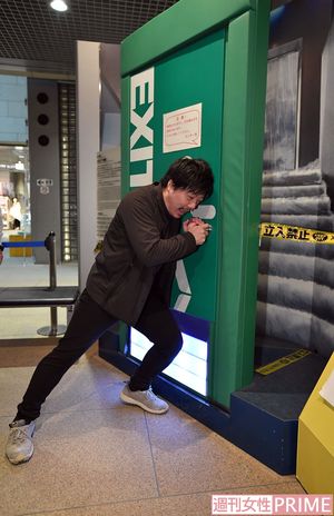 水圧を擬似体験できるドアの重さは、まるで力士との稽古。たった30cmの水位なのに開かない!　撮影／渡邉智裕