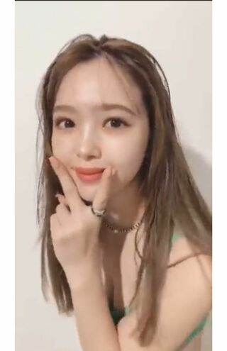 問題となった藤田ニコルオフショット動画（『ViVi』公式インスタグラムより）