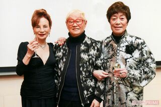 （左から）カルーセル麻紀、吉野さん、春駒さん。2017年春駒生誕祭にて