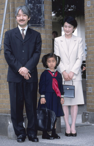 秋篠宮ご夫妻に付き添われ、学習院初等科入学式に出席した佳子さま（2001年4月）