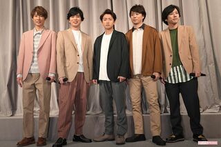 『嵐 活動休止表明会見』にて、5人それぞれが別の方向を向いている