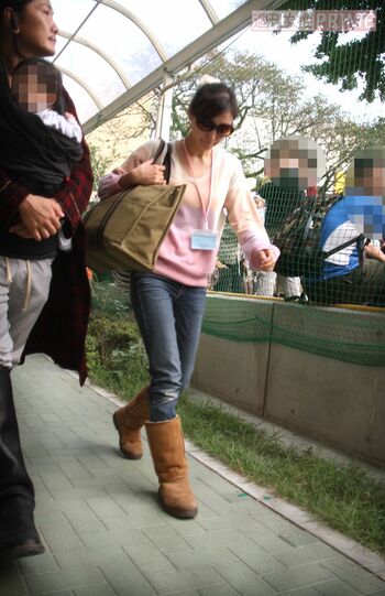 広末涼子と次男を抱いた夫のキャンドル・ジュン氏（2011年）