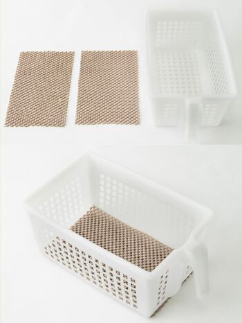 飛び出さない収納ケースの作り方。（上）100均のプラスチックケースと滑り止めシートを用意。シートをケースのサイズに2枚カットする。（下）ケースの底面と内側の両方に両面テープで貼り付けて完成。ケースも滑らないし、中に入れたお皿も動かない