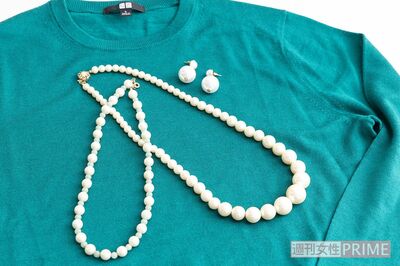 「首元にネックレスやスカーフをつけることが多いです。小物をつけ替えることでイメージが変わって、いろんな雰囲気を楽しめます。自分の結婚式で身につけたパールのネックレスは、今でも愛用しています」　撮影╱齋藤周造