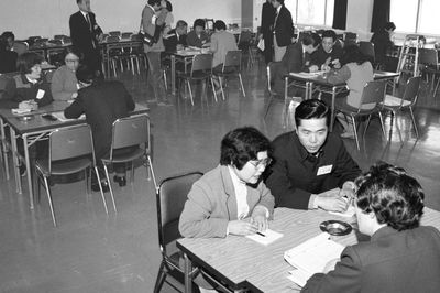 国交正常化を受け、政府は中国残留孤児の面接調査を開始。肉親を捜す人々が詰めかけた