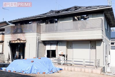 焼け跡が生々しい容疑者の一軒家。庭が広くペットを飼うにはいい環境