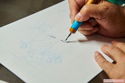 下書きを執筆。スラスラと仕上げていく。線にブレがない　撮影：山田智絵