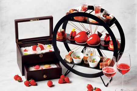 里井さんをして「憧れのアフタヌーンティーナンバーワン！」と言わしめるセンスも味も一級品のいちごスイーツが並ぶ