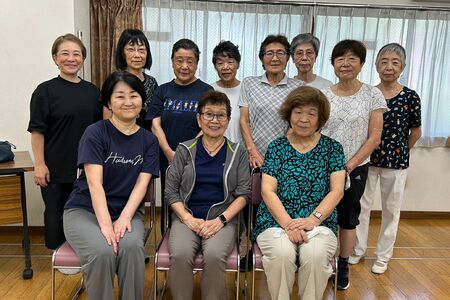 石田先生が指導をする「貯筋サークル茗荷谷」の生徒さんと。歩く、身体を動かすことで、みなポジティブ思考になってくるという