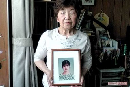 宙恵さんの遺影を手に母、澄子さんは無念の思いを……