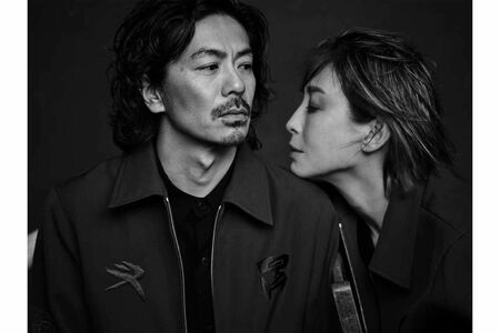 ヨウジヤマモトが手掛ける『WILDSIDEYOHJIYAMAMOTO』とクリエイティブスタジオ『MOSSSTUDIO』のコラボコレクションでモデルとして起用された、俳優の森田剛と宮沢りえ夫妻（ブランド公式サイトより）