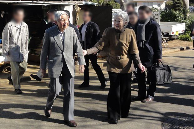 お忍びで子安周辺を散策される両陛下。前日の取材時よりリラックスされた表情（2月1日）