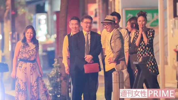 一番左がMAXのLINA、中央の帽子をかぶった男性が結婚相手のCHINO、その右隣がw-inds.の千葉涼平、いちばん右がNANA