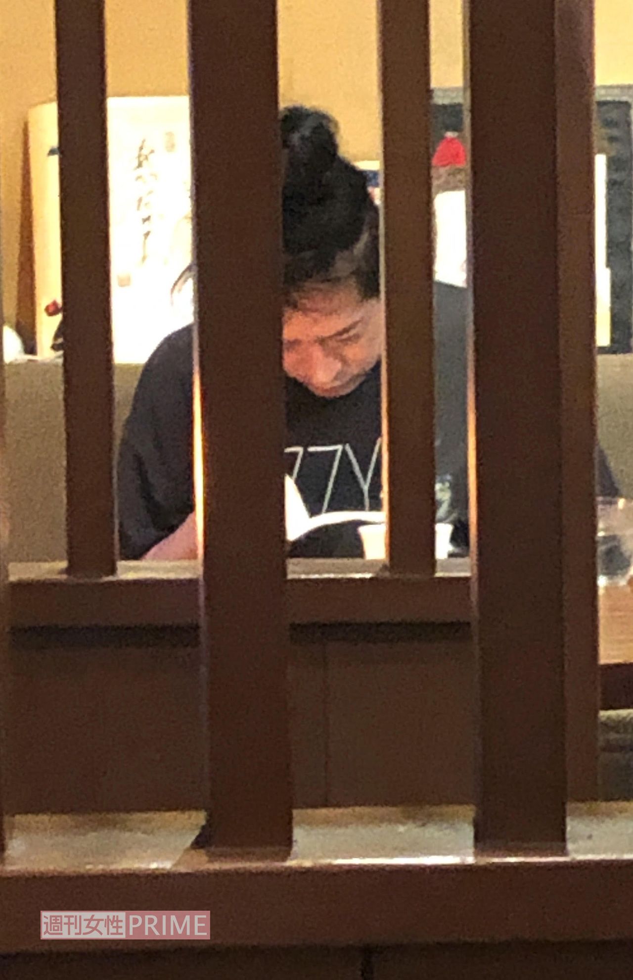 レトロな喫茶店で読書に集中する又吉。独特な“お団子ヘア”でも他の客は彼に気づかなかった