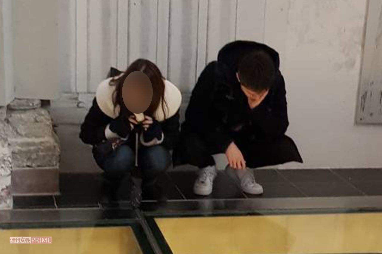 '20年2月、ベルギーの美術館で女性とデートをするウエンツ瑛士