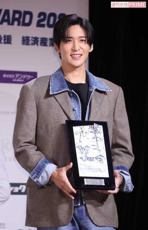 『第41回ベストジーニスト2024』の「一般選出部門」を受賞したSnow Manの目黒蓮