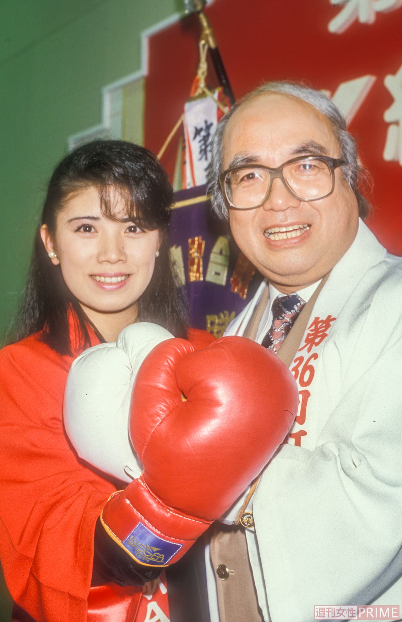 ’85年に放送された『第36回NHK紅白歌合戦』では、NHKの人気アナウンサーだった鈴木健二とともに司会を担当した　
