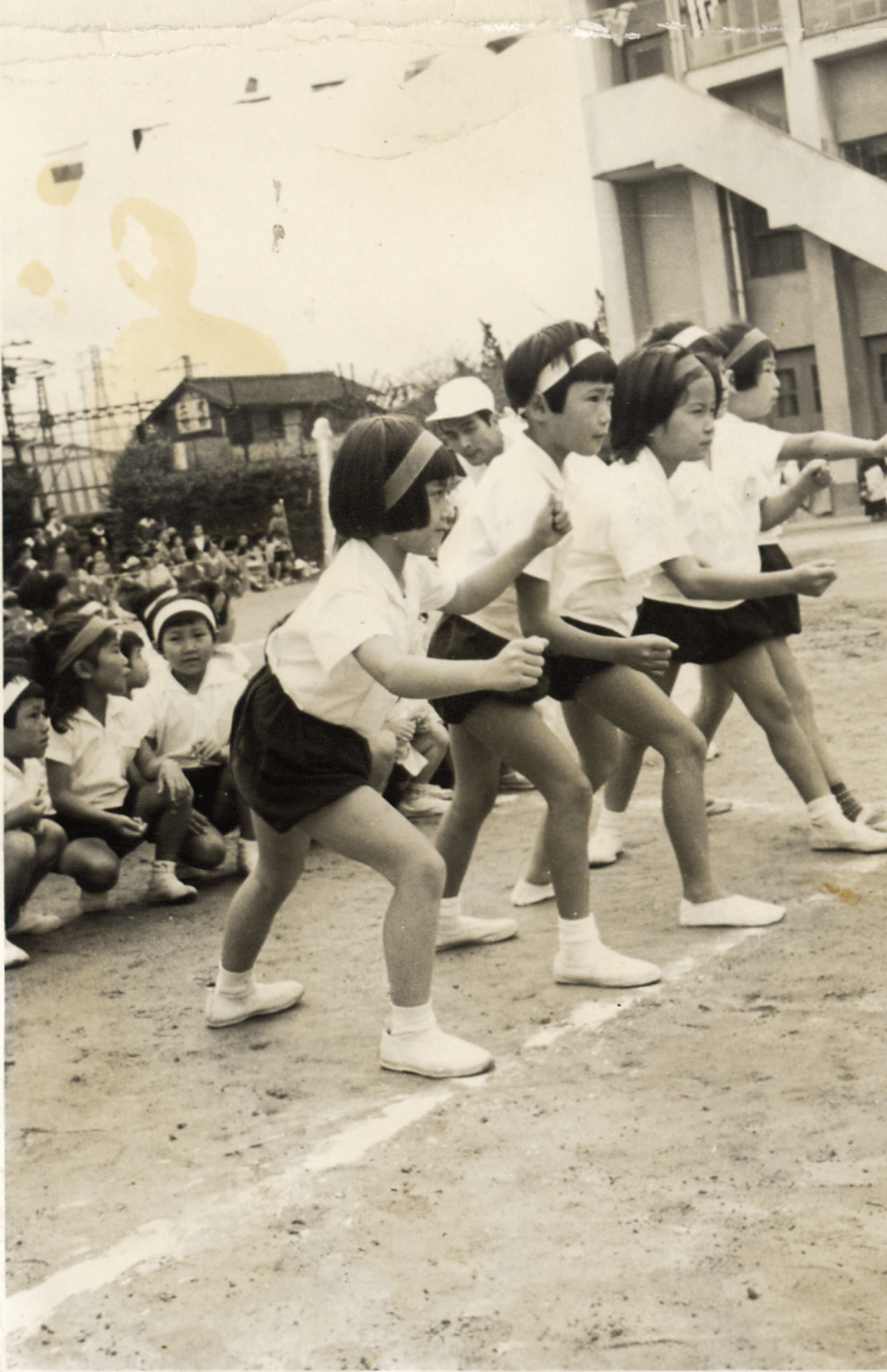 新庄小学校の運動会にて。かけっこでは負け知らず（いちばん手前が近藤典子さん本人）
