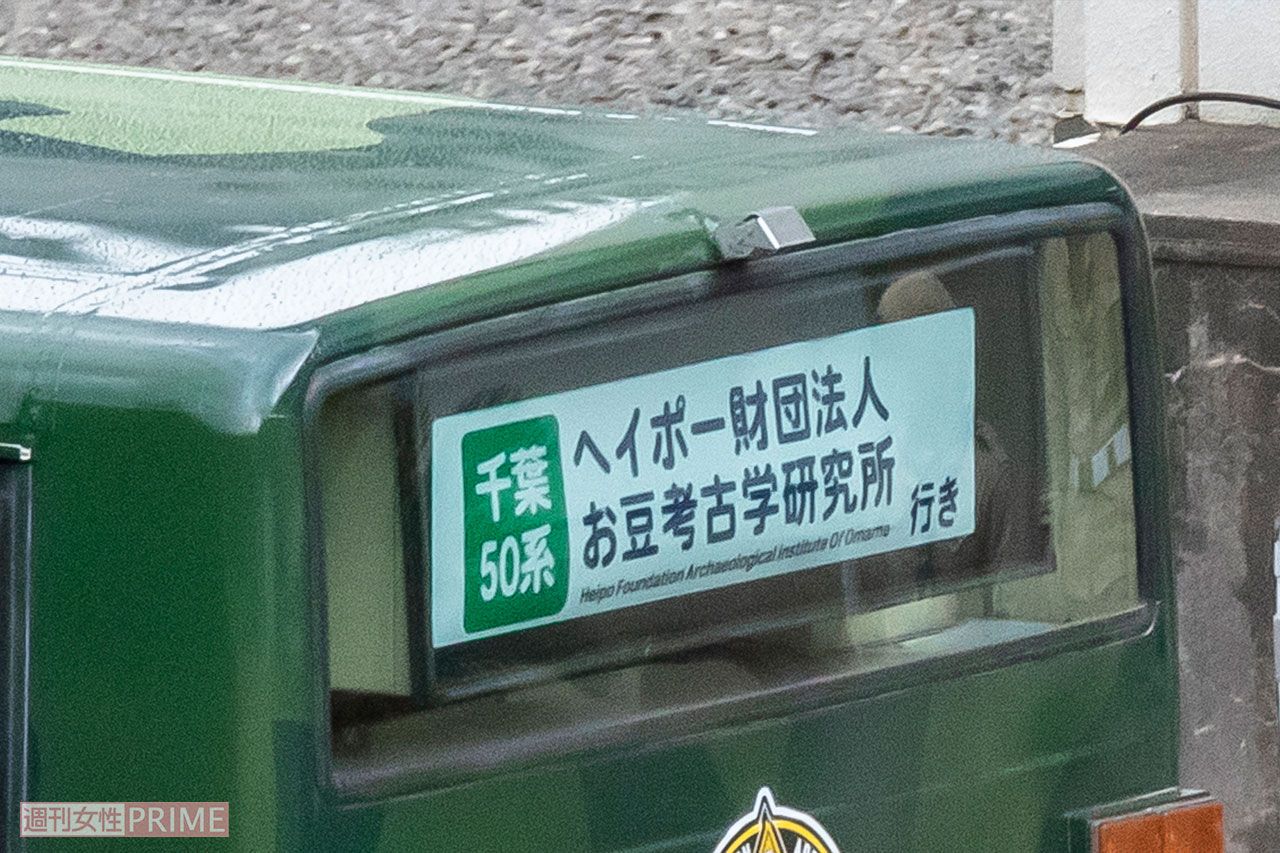 毎年バスの中ではゲスト出演者が５人を笑わせにかかる