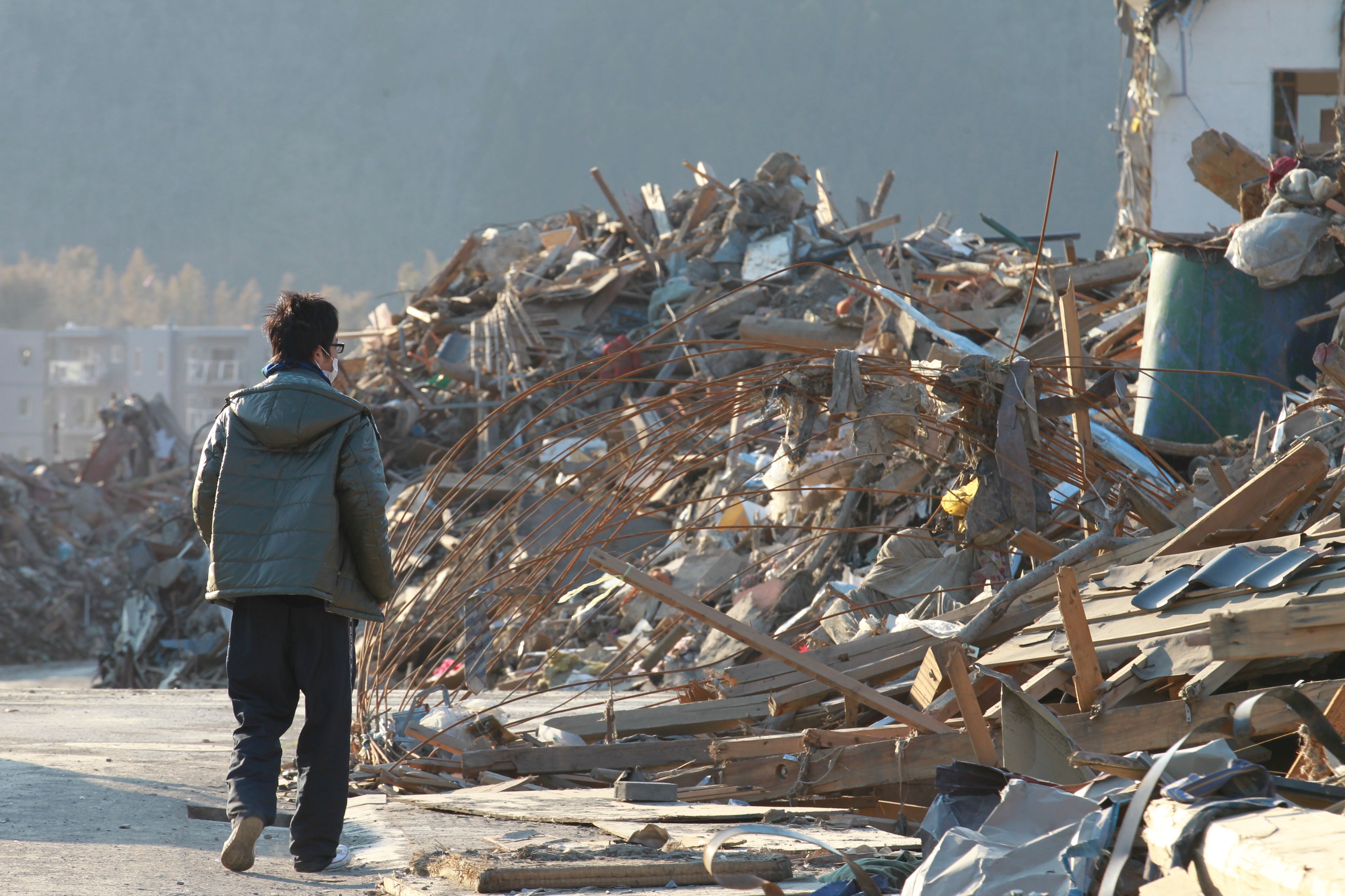 身長よりも高く、積み上げられた瓦礫の山（陸前高田市、2011年3月29日〜4月1日）