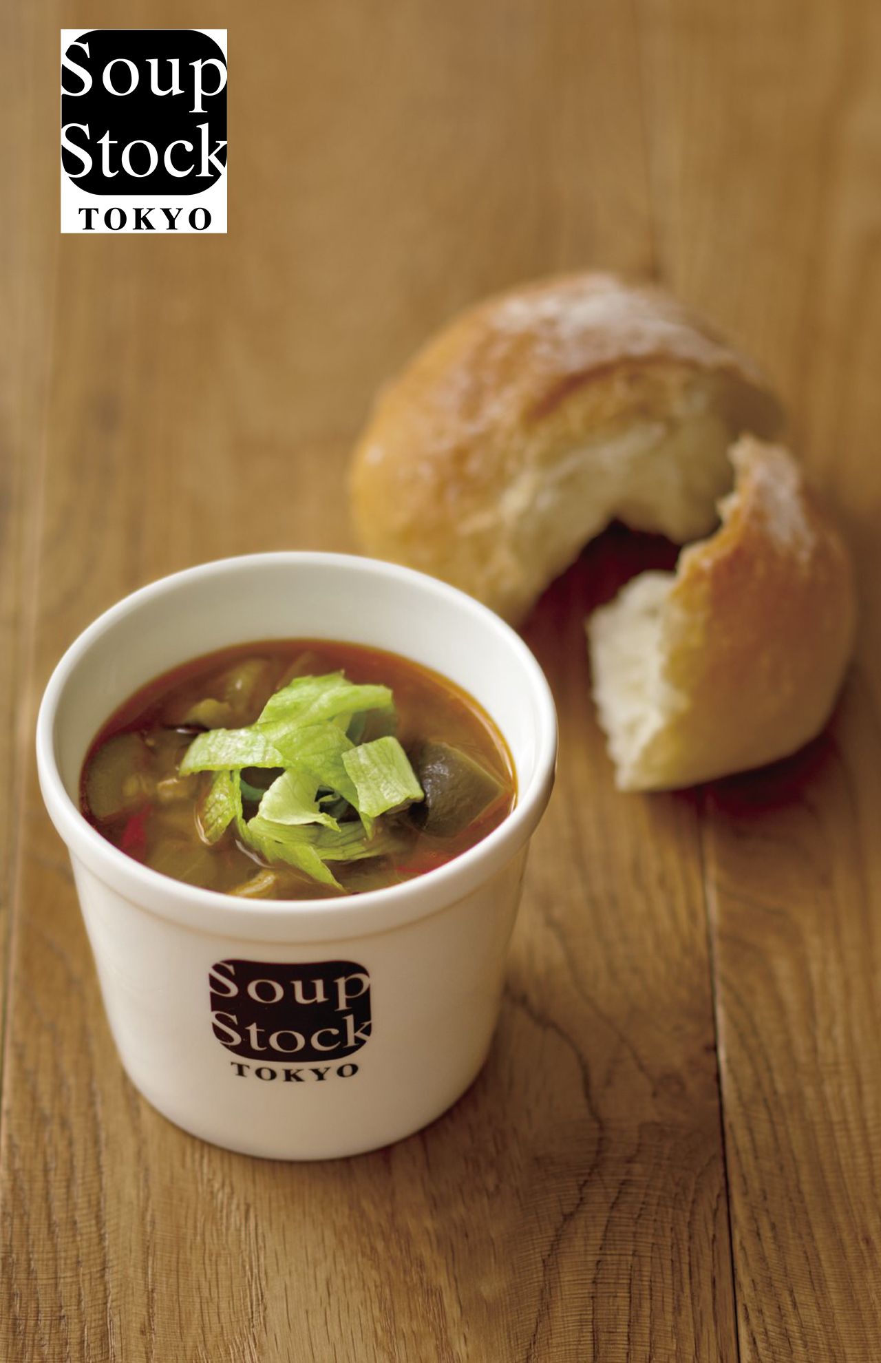 「スープストックトーキョー」レタスやトマト、ズッキーニなど8種の野菜と鶏肉のうまみがつまった一杯。セットには特製パンを。「8種の野菜と鶏肉のサラダスープ」セット690円～