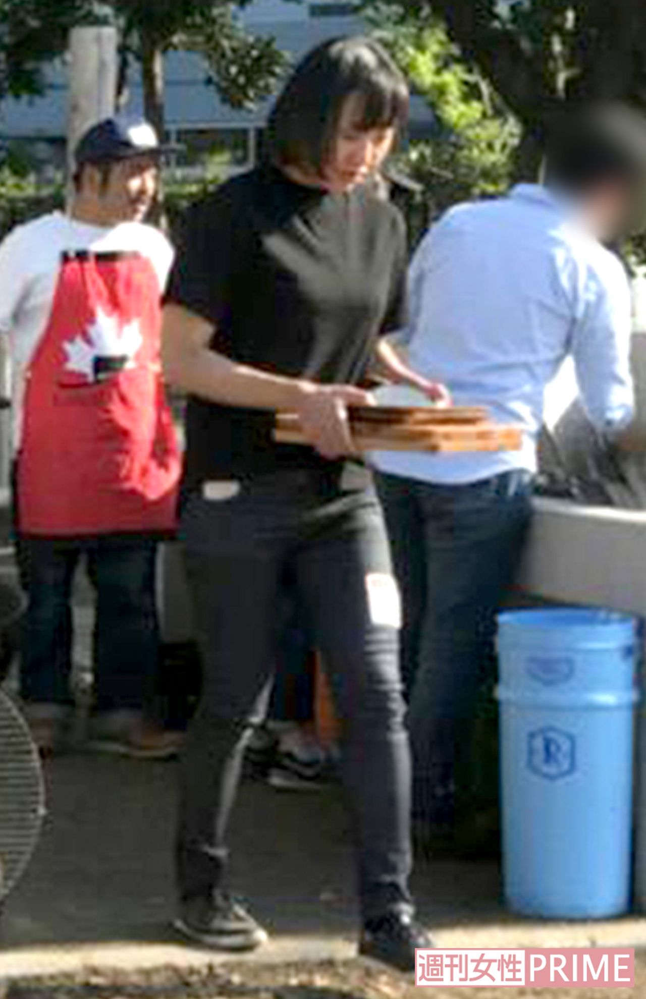 洗い場へ向かうしずちゃん。左後ろのマントル一平は、先月週刊女性が報じた千原ジュニアの花見にも参加していた