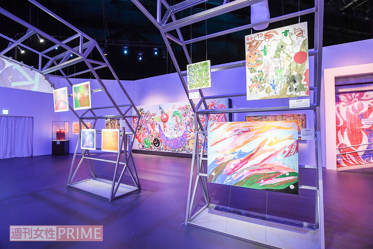 会場には、色鮮やかな作品があふれんばかりに並んでいる　撮影／高梨俊浩