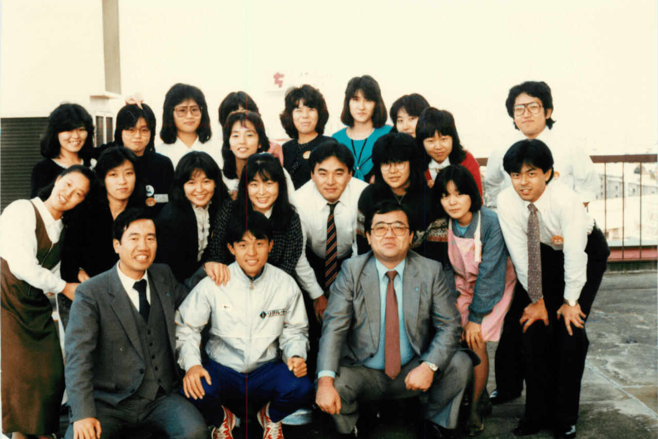 学生サークルのような自由な社風に惹かれ、リクルートに入社（前列中央）