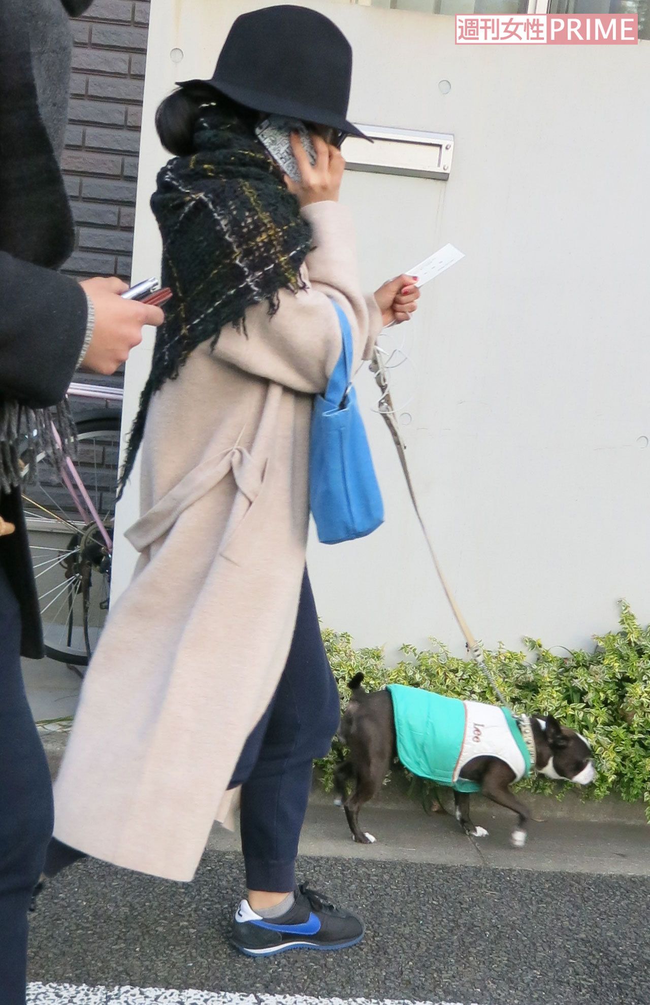 2016年、記者の名刺を受けとると、携帯を手にして電話をかけ始めた井上真央