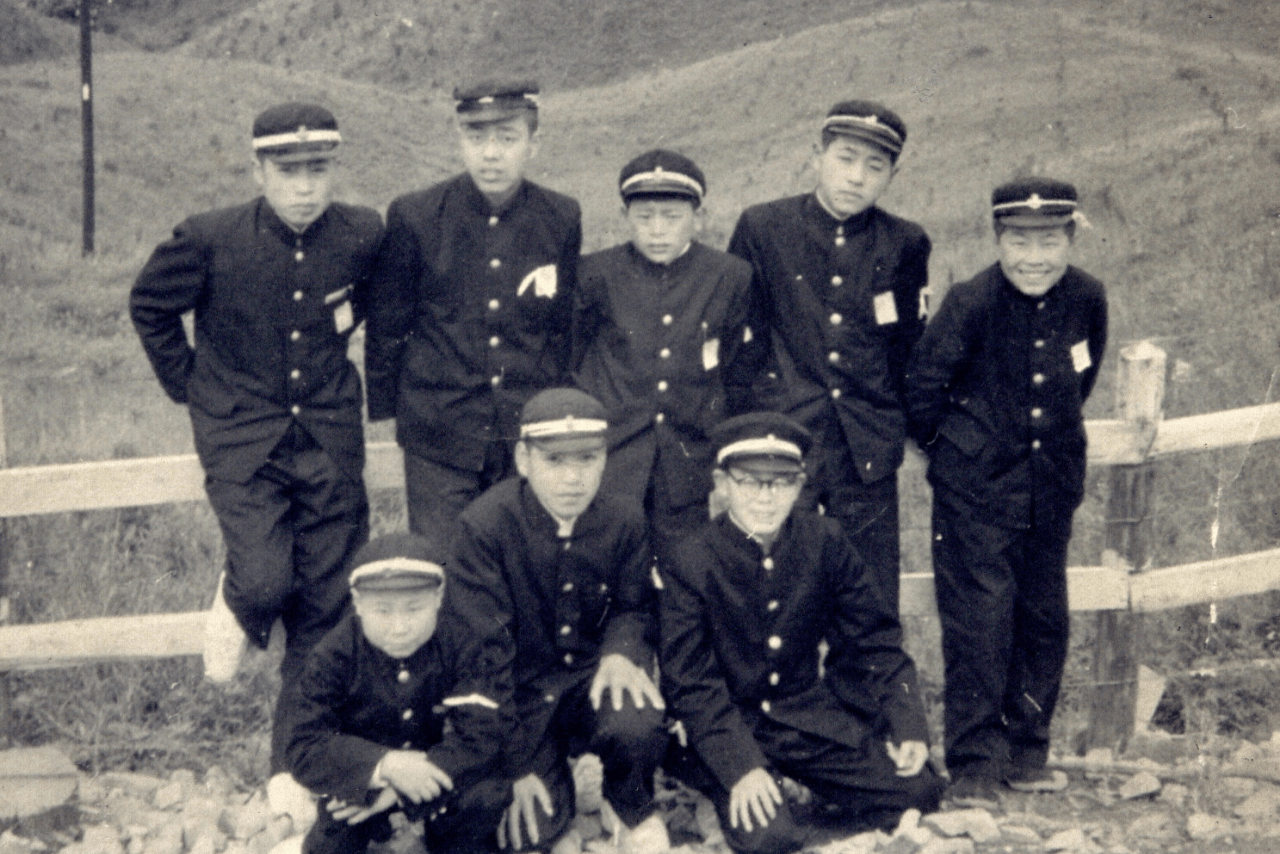 中学生時代のマギー司郎（前列右）