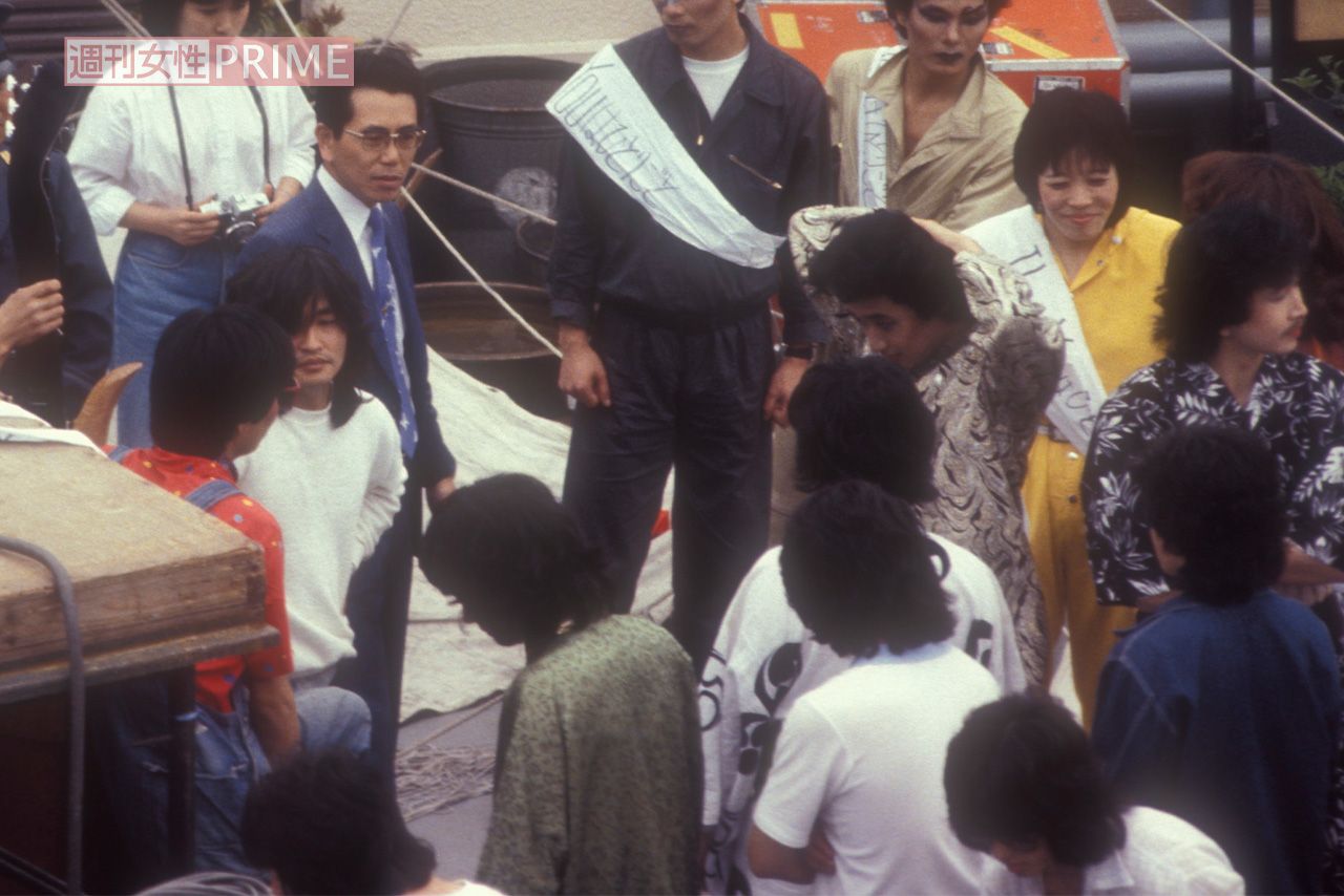 1981年、原宿で楽曲の放送禁止を抗議する桑田佳祐らサザンオールスターズ