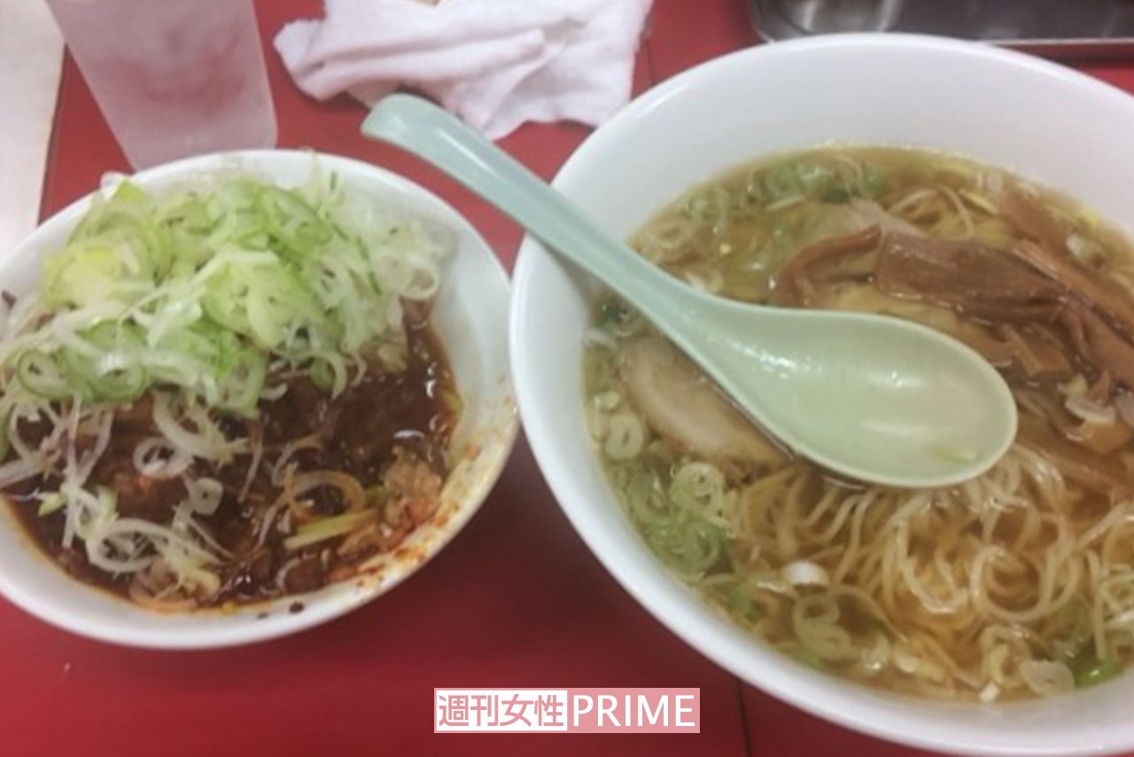 亀梨と山Pが食べた純レバ丼とラーメンのセット。甘辛いタレのレバーとねぎで、箸がすすむ味つけ