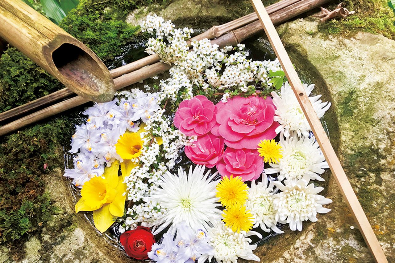 '18年4月。「ピンクは乙女椿、薄紫はシャガ、黄色は水仙とたんぽぽなど。白いふわふわはコデマリ。春の訪れを感じられるものにしたくて」