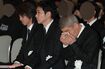 (写真手前から)ハンカチで涙を拭う柄本明と、息子の柄本佑、柄本時生
