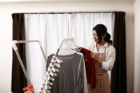 洋服とティッシュを一緒に洗濯してしまった！ プロが伝授、絶望から救う「裏ワザ」