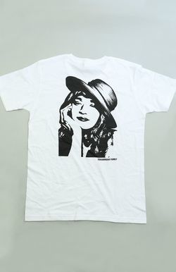 誰もが目を引く、背中に大きく貴乃花の女装姿がプリントされたTシャツ