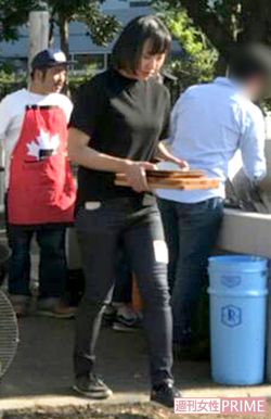 洗い場へ向かうしずちゃん。左後ろのマントル一平は、先月、週刊女性が報じた千原ジュニアの花見にも参加していた