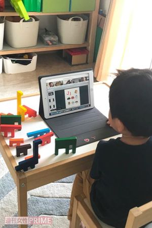 オンライン授業を受ける4歳の息子（北村研二さん提供写真）
