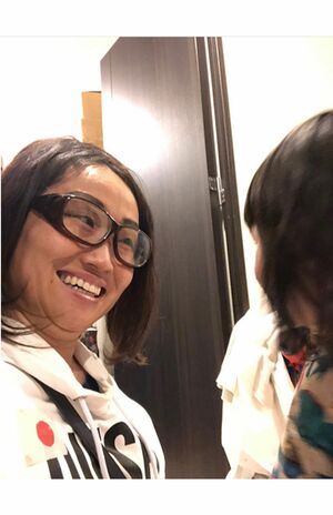 ラーズ・ヌートバー選手の母・久美子さんのモノマネを練習するキンタロー。（公式ブログより）