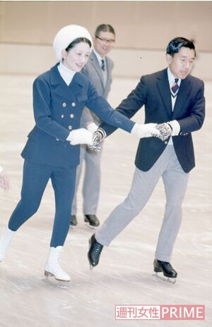 昭和46年2月、札幌冬季五輪の前年、プレ大会の会場のスケートリンクで手を取り合われながら滑る上皇ご夫妻。