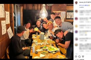 広島東洋カープのチームメイトと酒盛りする羽月隆太郎容疑者（公式インスタグラムより、現在は削除）