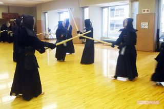 銀行の仲間たちと稽古する岩﨑さん（右）。バンカーの剣道人口は少なくはないという（岩﨑さん提供）