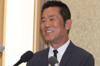 謝罪会見でたくさんのリポーターに囲まれた円楽師